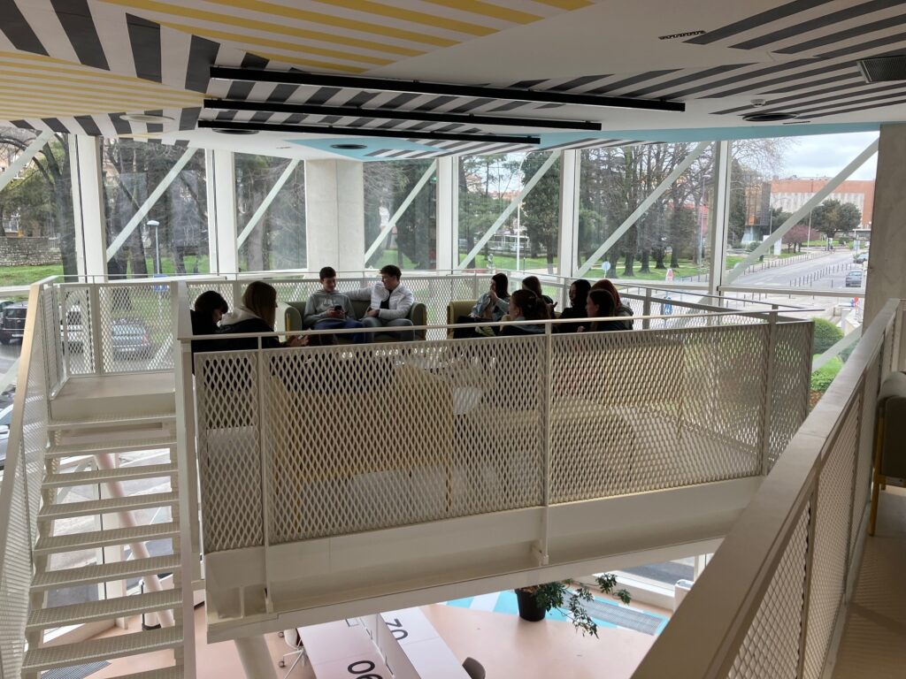 UČENICI EKONOMSKE ŠKOLE PULA POSJETILI COWORKING CENTAR PULA